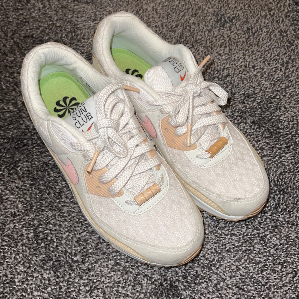 - Nike Air Max size 7